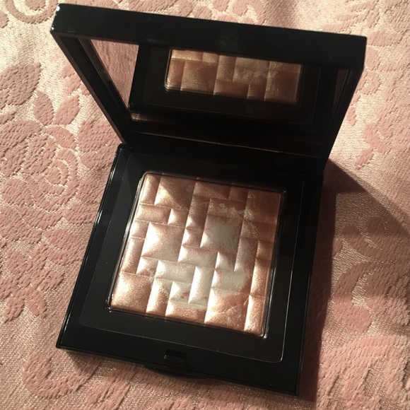 Bobbi Brown Highlighting Powder in Pink Glow - Picture 2 of 7